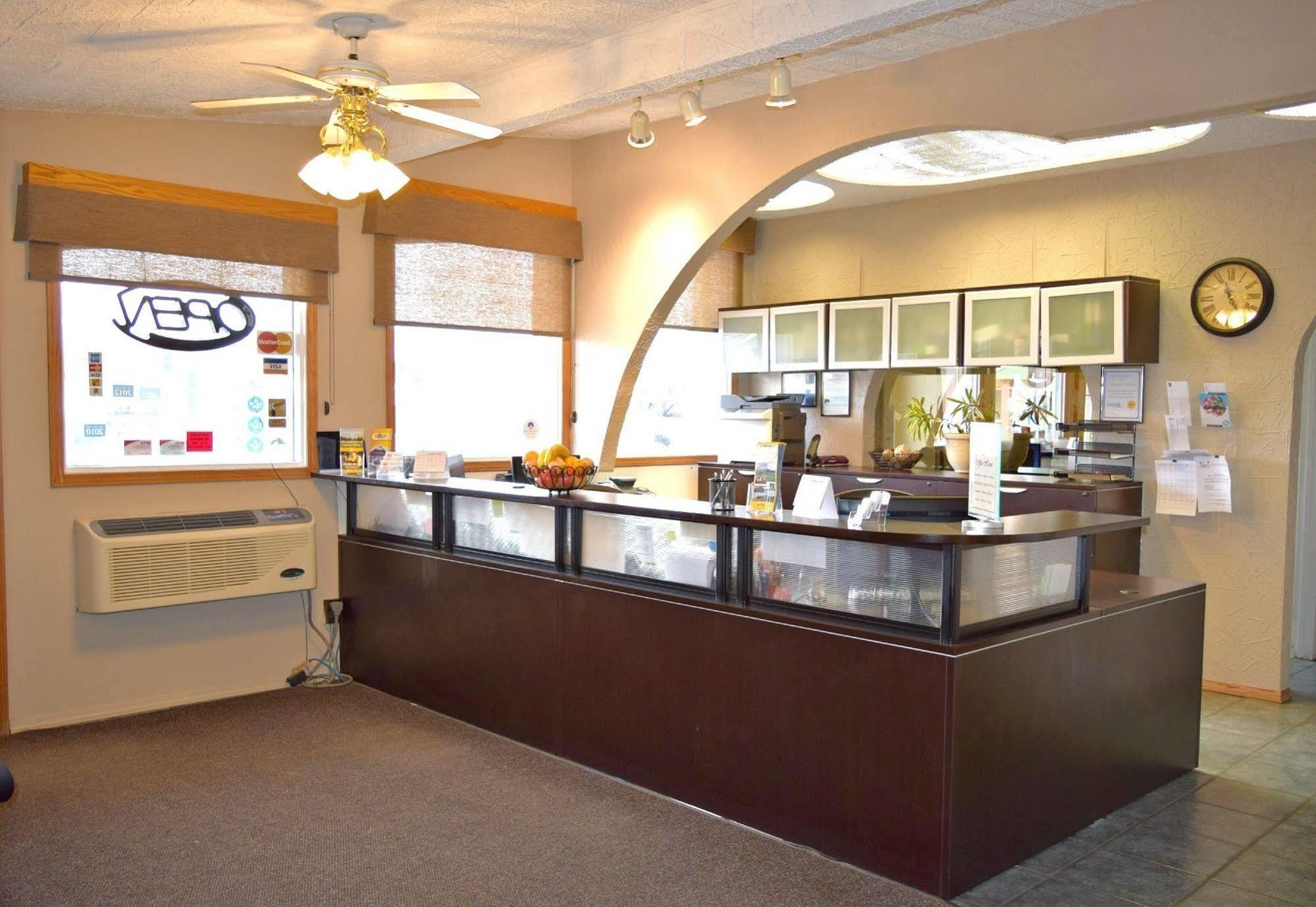 Centre Suite Inns Motel Bonnyville Bagian luar foto