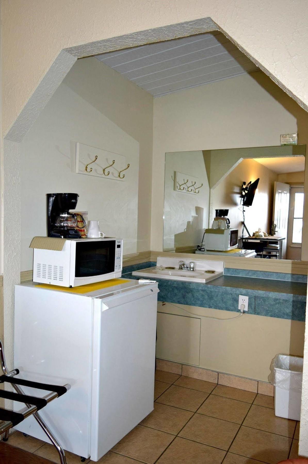 Centre Suite Inns Motel Bonnyville Bagian luar foto